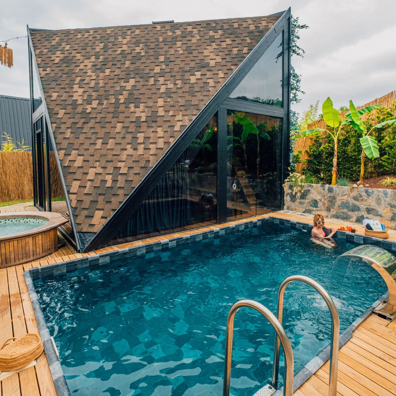 Happy Yellow Suits: Güneş Gibi Parlayan Bir Bungalov